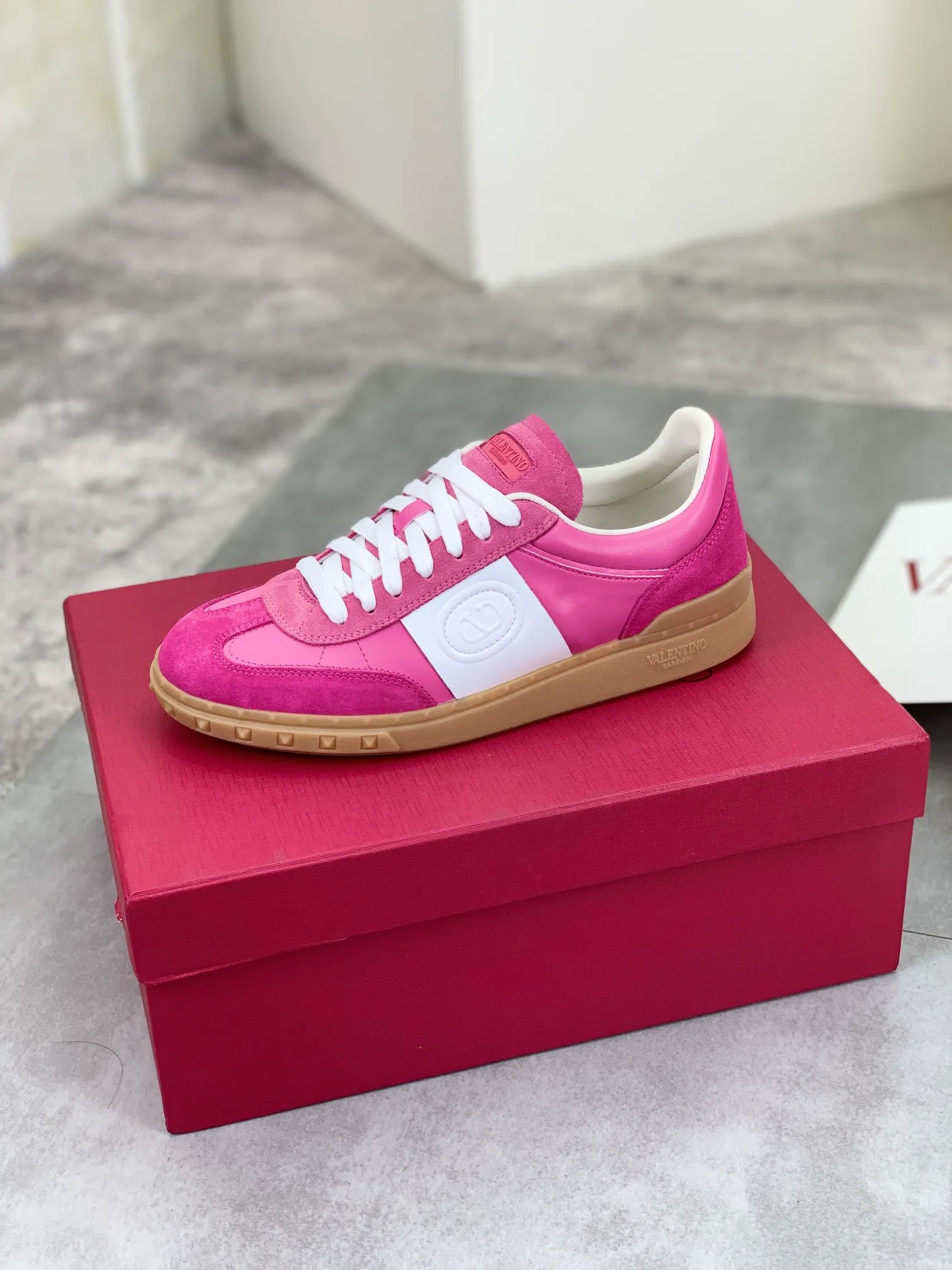 Men's Men's Shoes P520 New Couple Style Valentino Valentino 2025/UPVILLAGE Couple Casual Sports Shoes Moral Training Shoes 🆚Professional high-end, perfect replica, first-class quality, all made of original 1:1 materials, exclusive mold opening! 🎁Full set of high-end packaging at the counter ✔️Fabric: high mercerized cowhide ✔️Outsole: TPU material outsole ✔️Size: female 35-40 male 39-45 (female 41 male 38.46) 🆚All details are customized at 1:1 mold, striving for perfection!